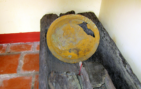 Tại[-]đền[-]có[-]lưu[-]giữ[-]nhiều[-]hiện[-]vật[-]phục[-]vụ[-]đời[-]sống[-]nông[-]ngiệp.